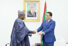 صورة الوزير الأول يتسلم رسالة لرئيس الجمهورية من نظيره الغابوني