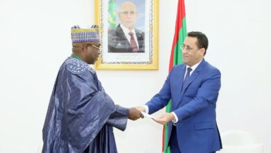 صورة الوزير الأول يتسلم رسالة لرئيس الجمهورية من نظيره الغابوني