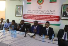 صورة بعثة من وزارة الخارجية تلتقي الجالية الموريتانية بالنيجر