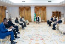 صورة رئيس الجمهورية يستقبل وفدا غينيا رفيع المستوى في نواكشوط