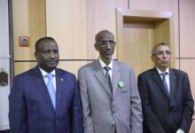 صورة وزير العدل يوشح عدداً من أطر وموظفي القطاع