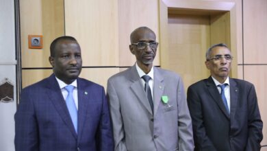 صورة وزير العدل يوشح عدداً من أطر وموظفي القطاع