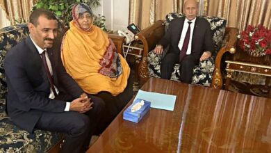 صورة غزواني يستقبل أسرة الصحفي إسحاق ولد المختار ويؤكد مواصلة الجهود للإفراج عنه