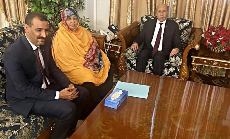 صورة غزواني يستقبل أسرة الصحفي إسحاق ولد المختار ويؤكد مواصلة الجهود للإفراج عنه