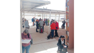 صورة وصول الرحلة السياحية الثامنة إلى أطار وعلى متنها 94 سائحًا أوروبيًا