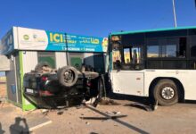 صورة إصابة عدة أشخاص في تصادم باص طلاب مع سيارة رباعية الدفع
