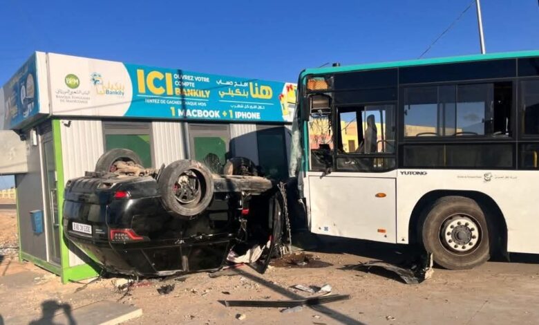 صورة إصابة عدة أشخاص في تصادم باص طلاب مع سيارة رباعية الدفع