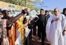 صورة رئيس الجمهورية يتوقف لتحية مجموعة من المستفيدين من خدمات تآزر خلال مغادرته مطار كيهيدي