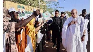 صورة رئيس الجمهورية يتوقف لتحية مجموعة من المستفيدين من خدمات تآزر خلال مغادرته مطار كيهيدي