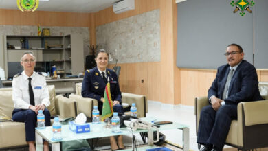 صورة الأمين العام لوزارة الدفاع يستقبل مسؤولة من كلية الدفاع التابعة لحلف شمال الأطلسي