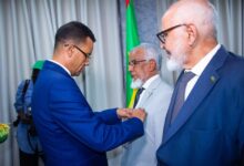 صورة وزير الشؤون الإسلامية يوشح باسم رئيس الجمهورية عددا من أطر وعمال القطاع