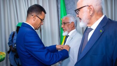 صورة وزير الشؤون الإسلامية يوشح باسم رئيس الجمهورية عددا من أطر وعمال القطاع