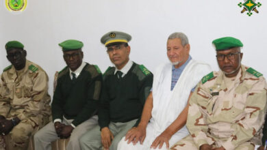 صورة وفد عسكري يقدم واجب العزاء في وفاة ضابط صف الداه محفوظ غالي