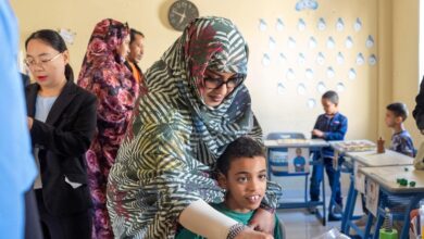 صورة السيدة الأولى تؤدي زيارة تفقد لمركز لأطفال التوحد وتطلع على خدماته المتخصصة