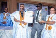 صورة وزير الثقافة يكرم الفنان آدفيزر بعد تتويجه بجائزة “آفريما” لأفضل فنان في شمال إفريقيا