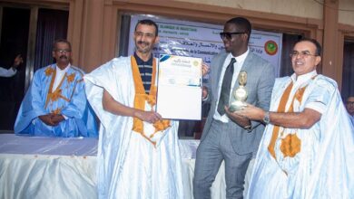 صورة وزير الثقافة يكرم الفنان آدفيزر بعد تتويجه بجائزة “آفريما” لأفضل فنان في شمال إفريقيا