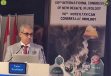 صورة العقيد الطاهر بوظاية يستعرض تجربة المستشفى العسكري بنواكشوط في جراحة أورام الكلى بمؤتمر دولي