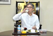 صورة السفير الياباني في نواكشوط يخوض تجربة صيام أول يوم من رمضان تضامنا مع الشعب الموريتاني