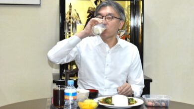 صورة السفير الياباني في نواكشوط يخوض تجربة صيام أول يوم من رمضان تضامنا مع الشعب الموريتاني