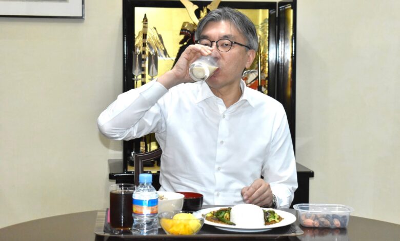 صورة السفير الياباني في نواكشوط يخوض تجربة صيام أول يوم من رمضان تضامنا مع الشعب الموريتاني