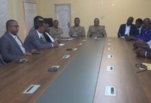 صورة والي كيديماغا يترأس اجتماعًا لبحث توزيع 18 طنًا من الأسماك على مقاطعات الولاية