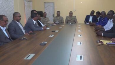 صورة والي كيديماغا يترأس اجتماعًا لبحث توزيع 18 طنًا من الأسماك على مقاطعات الولاية