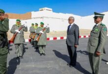 صورة وزير المالية وكالة يوشح عدداً من أفراد الجمارك وأطر القطاع باسم رئيس الجمهورية