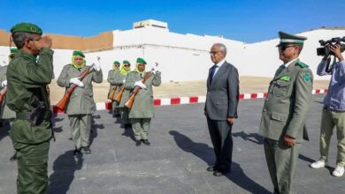 صورة وزير المالية وكالة يوشح عدداً من أفراد الجمارك وأطر القطاع باسم رئيس الجمهورية
