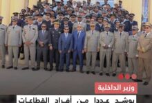 صورة وزير الداخلية يوشح عدداً من أفراد القطاعات الأمنية والإدارية بمناسبة عيد الاستقلال