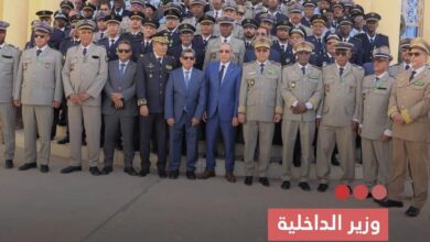 صورة وزير الداخلية يوشح عدداً من أفراد القطاعات الأمنية والإدارية بمناسبة عيد الاستقلال