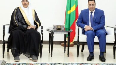 صورة الوزير الأول يستقبل وفدا من مجلس الشورى بالمملكة العربية السعودية