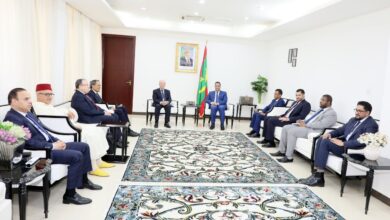 صورة الوزير الأول يستقبل وزير الأوقاف المغربي ويبحثان التعاون المشترك