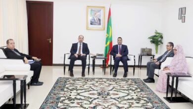 صورة الوزير الأول يستقبل السفير الجزائري المعتمد لدى موريتانيا