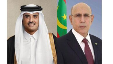 صورة رئيس الجمهورية يجري اتصالا هاتفيا مع صاحب السمو الشيخ تميم بن حمد آل ثاني أمير دولة قطر.