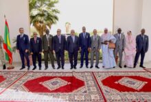 صورة وزير الشؤون الاقتصادية يوشح عددا من أطر وموظفي القطاع باسم رئيس الجمهورية