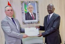 صورة وزير الشؤون الخارجية يتسلم نسخة من أوراق اعتماد السفير الروسي