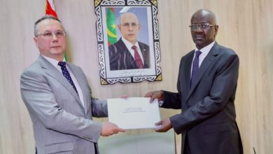صورة وزير الشؤون الخارجية يتسلم نسخة من أوراق اعتماد السفير الروسي