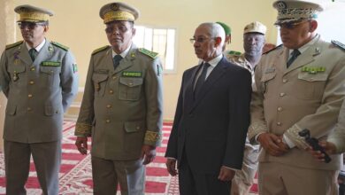 صورة وزير الدفاع وقائد الأركان العامة للجيوش يتفقدان المسابقة القرآنية بالأركان العامة