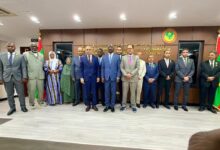 صورة وزير الشؤون الخارجية يوشح عدداً من أطر وعمال القطاع