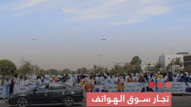 صورة تجار سوق الهواتف ينظمون وقفة احتجاجية أمام البرلمان رفضاً للرسوم الجمركية الجديدة