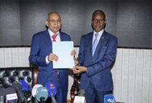 صورة أحزاب الأغلبية تسلم ردها على وثيقة الحوار الوطني لمنسق الحوار