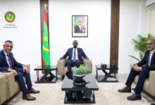 صورة تبادل المهام بين وزير الصحة اتيام التجاني وسلفه ولد اعل محمود