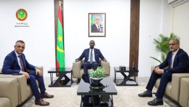 صورة تبادل المهام بين وزير الصحة اتيام التجاني وسلفه ولد اعل محمود