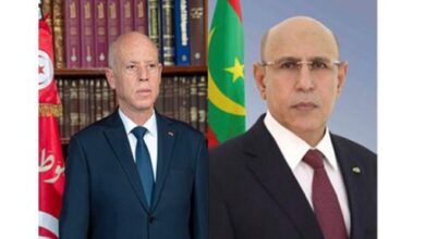 صورة رئيس الجمهورية يهنئ الرئيس التونسي بمناسبة احتفال بلاده بعيدها الوطني.