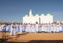 صورة رئيس الجمهورية يؤدي صلاة عيد الفطر المبارك برحاب الجامع العتيق رفقة أعضاء الحكومة