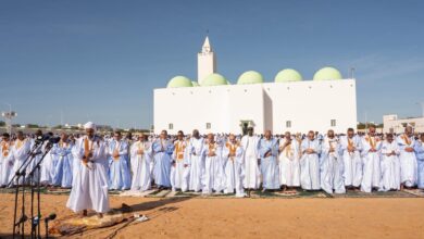 صورة رئيس الجمهورية يؤدي صلاة عيد الفطر المبارك برحاب الجامع العتيق رفقة أعضاء الحكومة