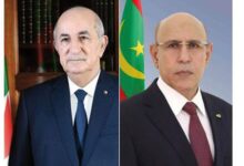 صورة رئيس الجمهورية يجري اتصالا هاتفيا مع نظيره الجزائري.