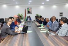 صورة الوزير الأول يشرف على اجتماع اللجنة الوزارية المكلفة بمتابعة التحضير لاكتتاب 3000 موظف وعامل