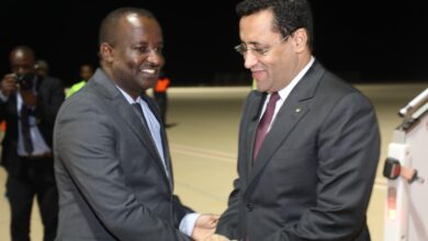 صورة الوزير الأول يعود إلى نواكشوط قادما من الجزائر