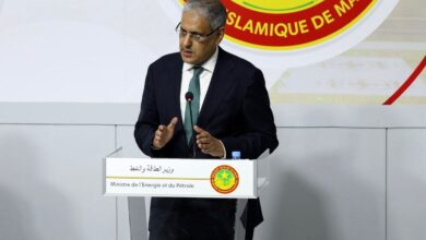 صورة وزير الطاقة والنفط يستعرض أسباب مراجعة أسعار المحروقات ويؤكد استمرار الدعم الحكومي